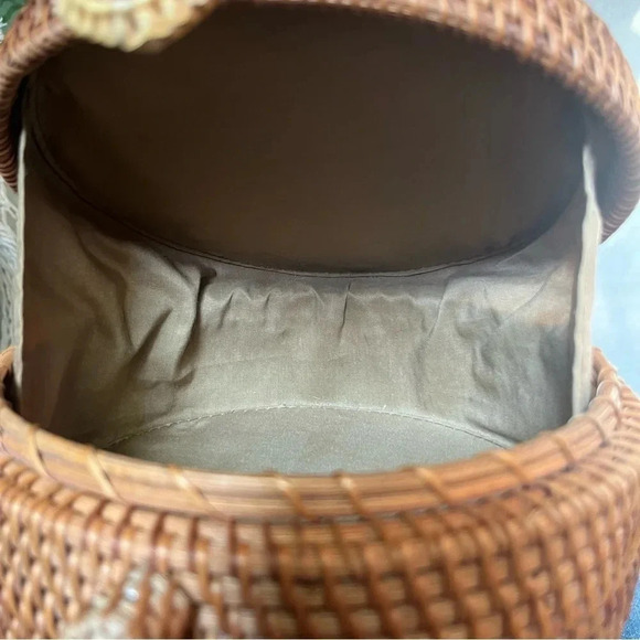 Round Bamboo Straw Crossbody Purse - Picture 5 of 8